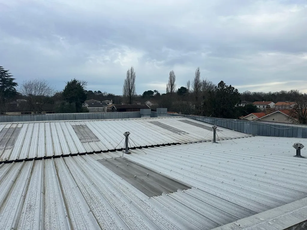 Traitement des fixations et des raccordements du bac acier avant la projection de la membrane d’étanchéité en Gironde. 