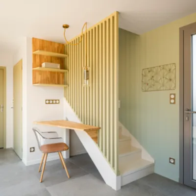 Escalier et claustra rénovés dans un style contemporain, apportant légèreté et élégance à la maison, par l’Atelier D, architecte d’intérieur à Bordeaux