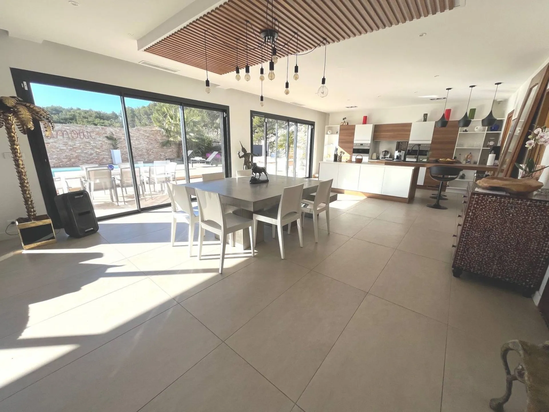 A vendre villa moderne Roquefort la Bédoule proche Cassis, composée de deux logements, piscine, pool house et deux garages doubles 