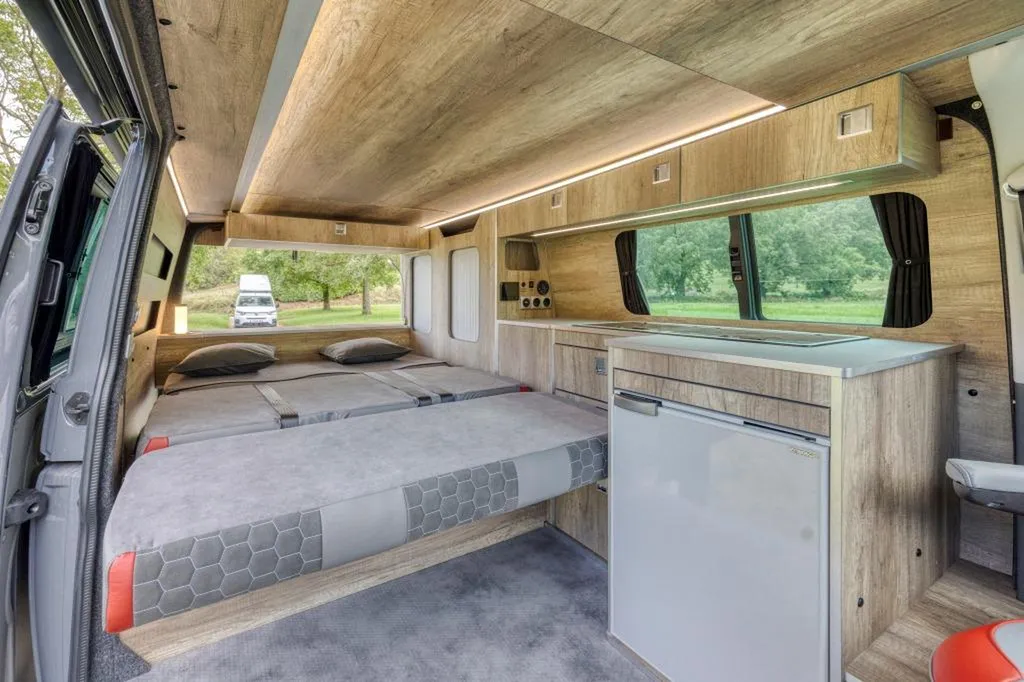 Spécialiste aménagement intérieur VW T6.1 Long full options à Annecy : transformation van premium en Haute-Savoie