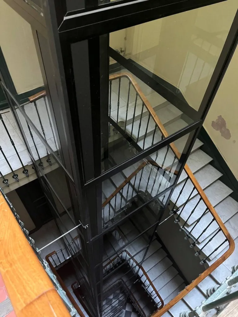 Le design s'intègre à son environnement préservant le style pour cet ascenseur privatif sur 5 niveaux en intérieur à Marseille