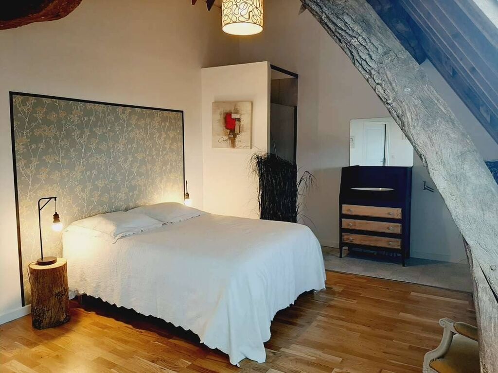 Visite, cette magnifique Propriété Normande, à 10 minutes de Pont l'Evêque, sur plus de 16 hectares de terrain.