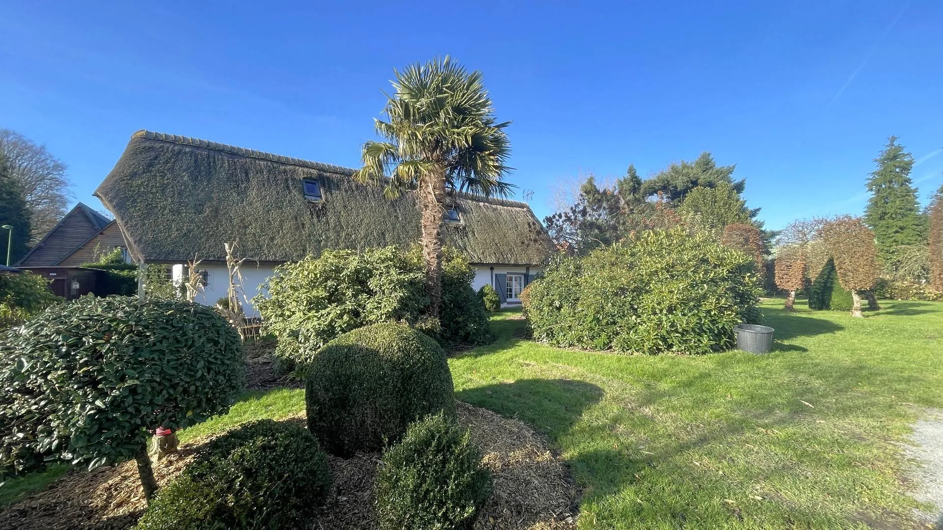 Vends : Maison de caractère sur un terrain clos, idéale pour les amoureux de la nature et du calme, avec une piscine pour profiter des beaux jours.