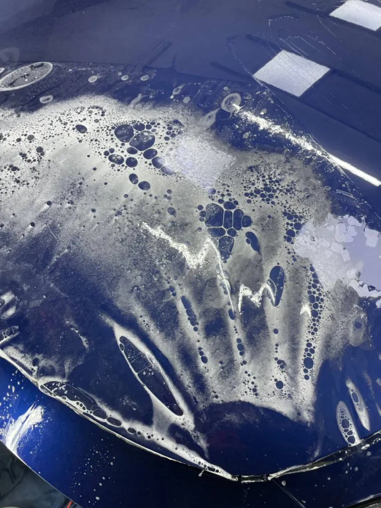 Pose d'un film de protection transparent sur cette Tesla Model 3 à Cannes 06