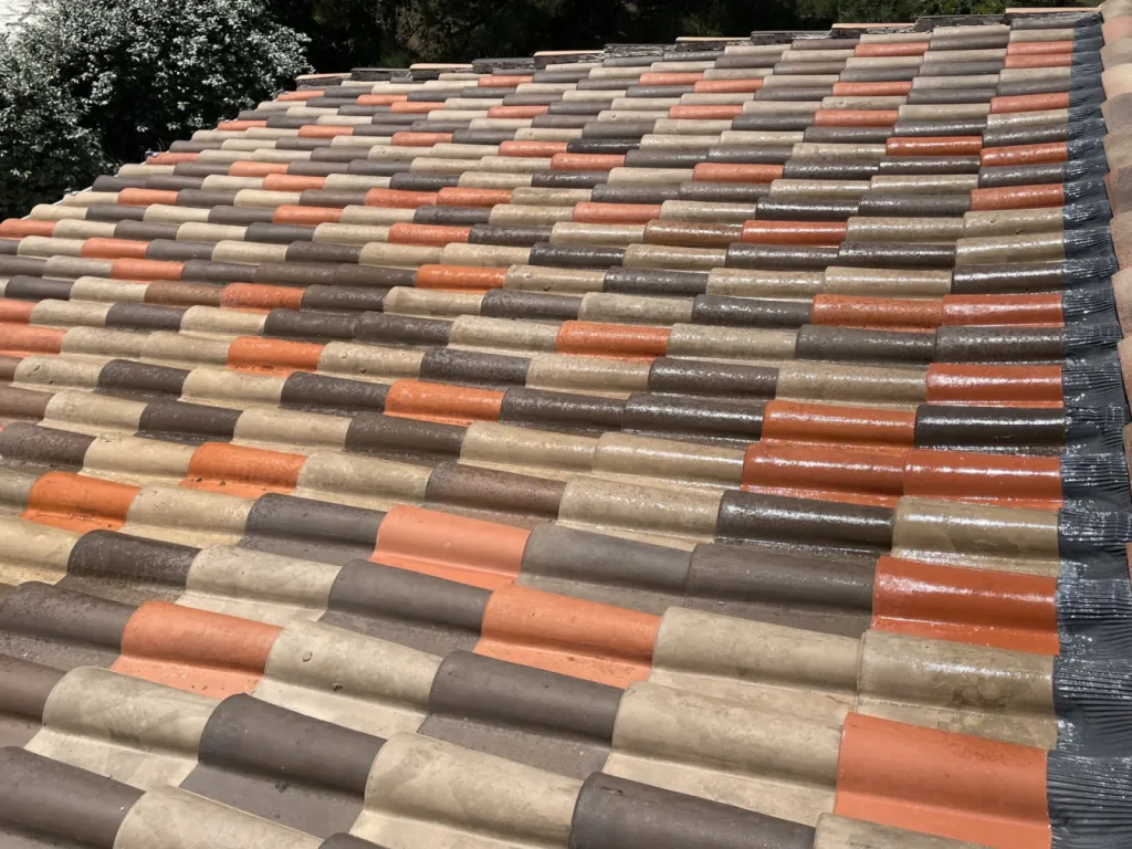 Nettoyage de toiture en tuile mécanique Romane d'une maison individuelle sur Martigues
