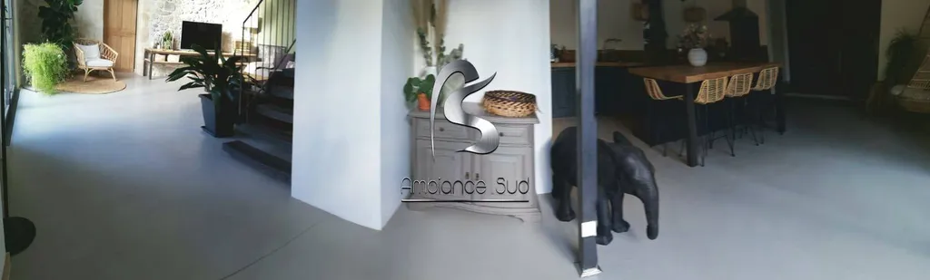 SOL EN BÉTON CIRÉ COULE AVEC UNE CHAPE MINCE FIBRE TEINTE A MARTIGUES 13