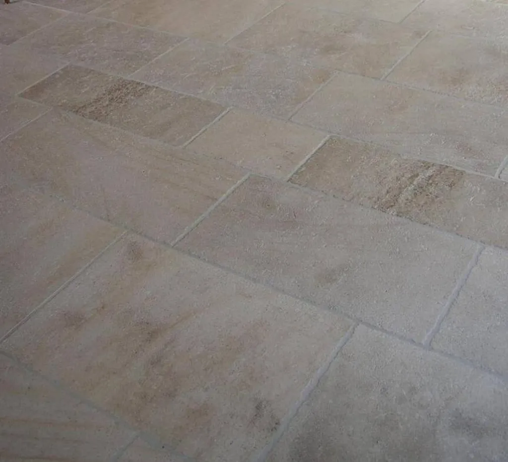 Dallage en pierre naturelle de Dordogne pour sol intérieur, terrasse et plage de piscine en extérieur.