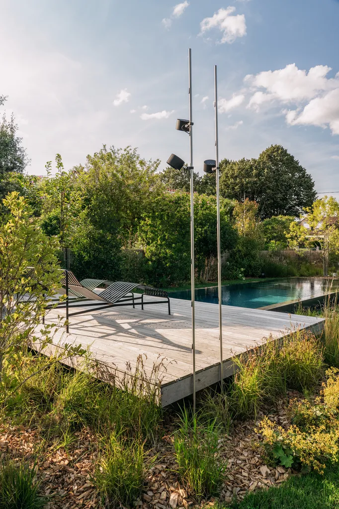 Aménagement paysager complet avec piscine, spa et plantations dans un jardin contemporain à Fleurieu-sur-Saône (69250)