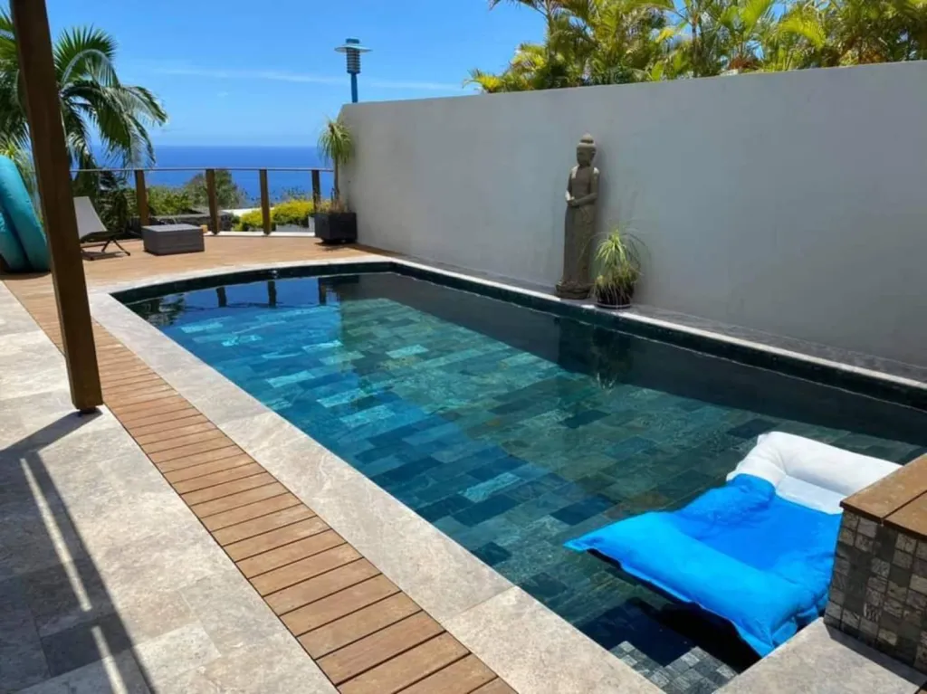 Pierre de Bali en pierre naturelle pour piscine et bassin.  Livraison partout en France: PARIS - BORDEAUX - BASTIA - LYON