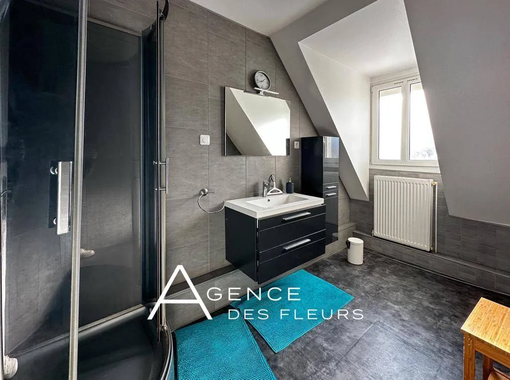 A vendre maison traditionnelle de 120 m² édifiée sur un terrain de 1000 m² commune de ST PIERRE DES FLEURS 27370