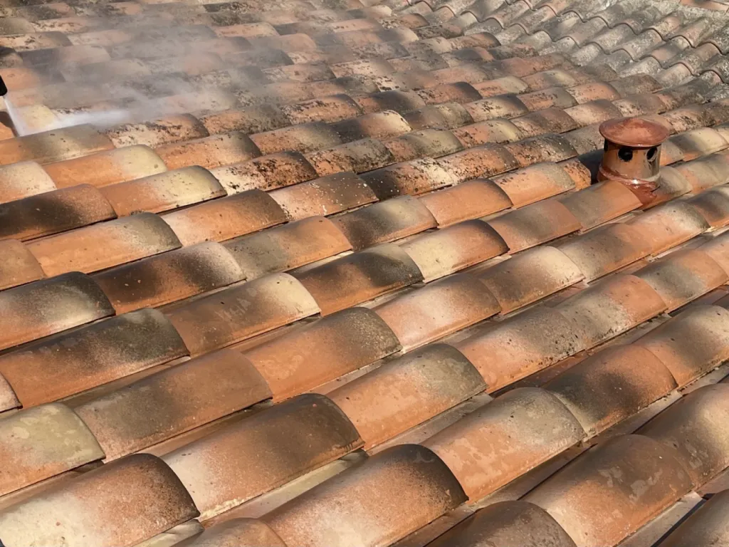nettoyage et traitement des tuiles d’une toiture de maison sur Saint Victoret près de Martigues