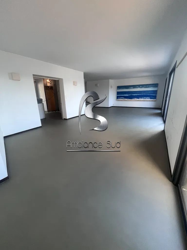 Rénovation complète d’un sol intérieur de maison en résine minérale effet béton ciré taloché au Brusc à Six-Fours-les-Plages près de Sanary-sur-Mer