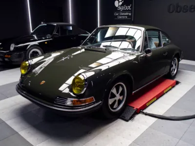 Une icône intemporelle sublimée et protégée : cette Porsche 911 2.2 bénéficie d’une pose experte du film de protection PPF XPEL chez Gloss Obsession à Saint-Avé.