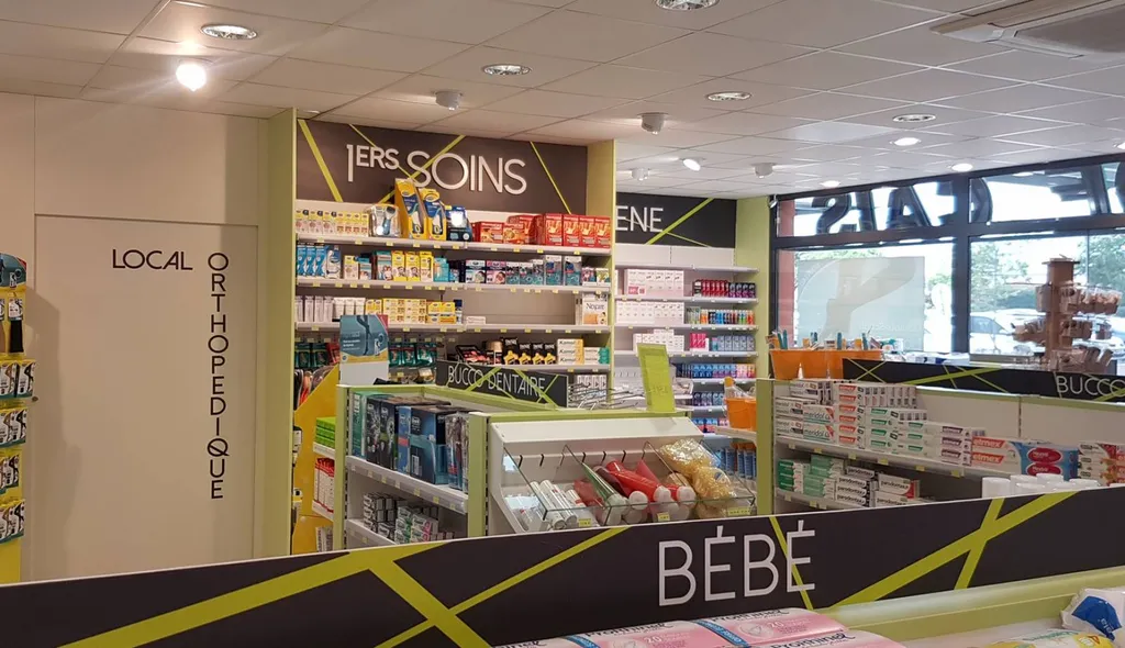 Réalisation de la communication de l'interieur de la Pharmacie de CAIS à Fréjus.