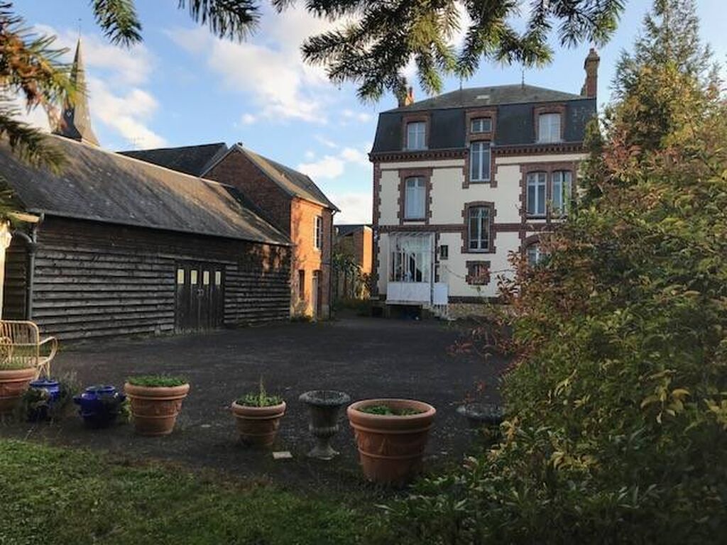 A découvrir belle maison de maître avec plusieurs étages et sous sol sur un parc paysager de 2600 m² a 20 minutes de Lisieux 14
