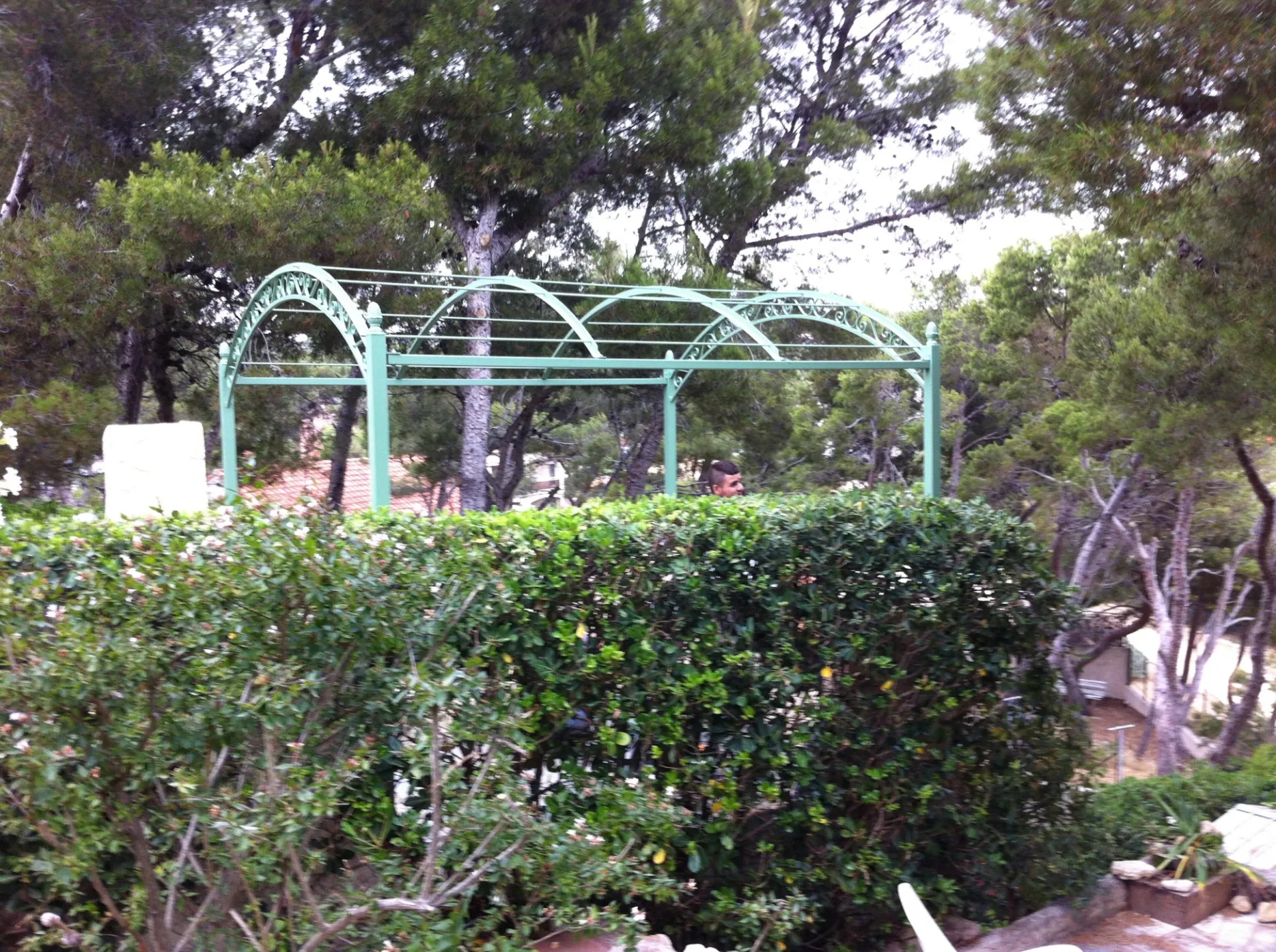 PERGOLA AUTOPORTANTE FER FORGE FABRIQUEE SUR MESURE CARRY LE ROUET 13 bdr