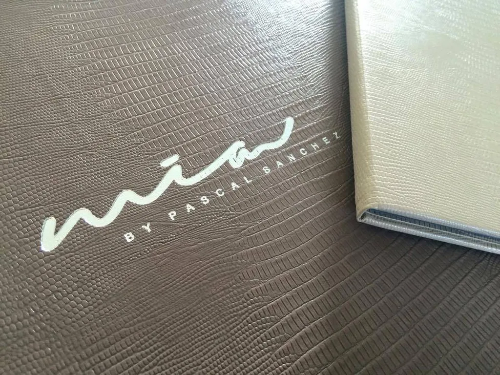 création de menu cuir haut de gamme rare original pour restaurant monaco marseille nice aix en provence paris