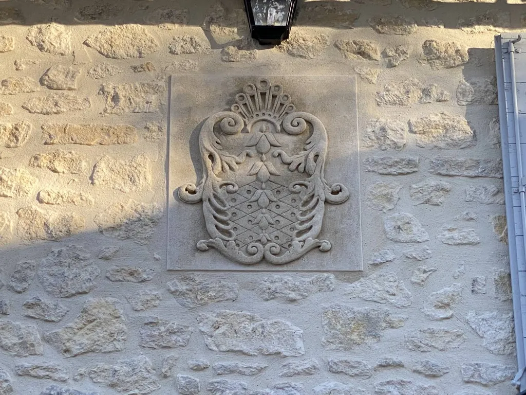 Zoom sur la gravure en relief disposée à gauche