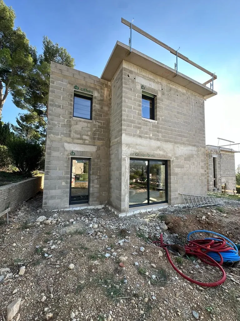 Construction d’une maison neuve sur Aix-en-Provence avec des menuiseries ALU Gris Anthracite 