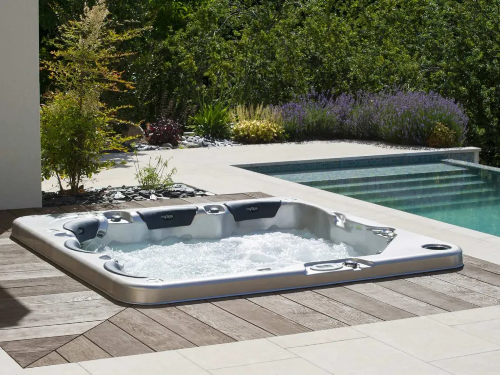 photos de spas en situation avec piscine et végétation