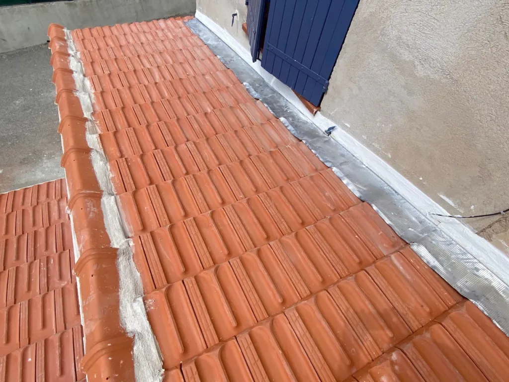 Changement d’une toiture tuiles plates de Marseille sur Gréasque près de Aix en Provence