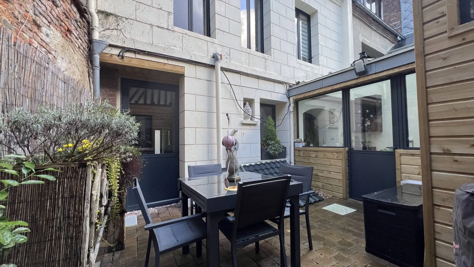 Charmante maison de ville 147m², 3 chambres, cour intérieure, cave voûtée et belles prestations, à proximité immédiate des commerces et services du centre de Eu 76260.