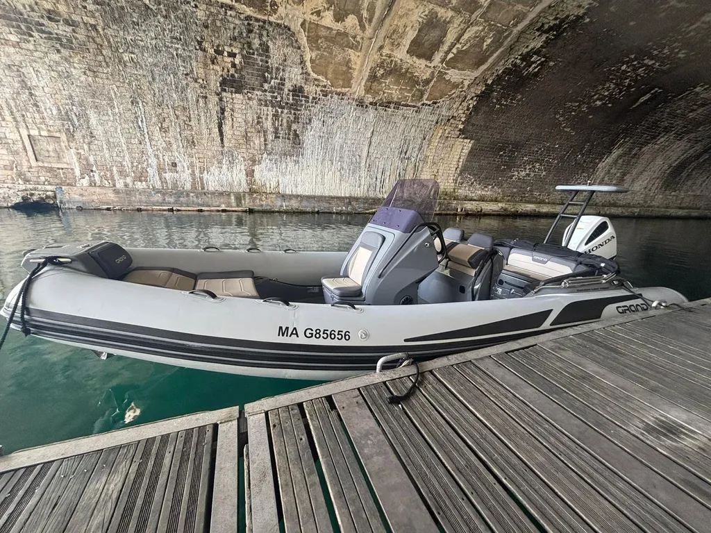 Semi-rigide GRAND G680 en occasion récente disponible à Six-Fours-les-Plages