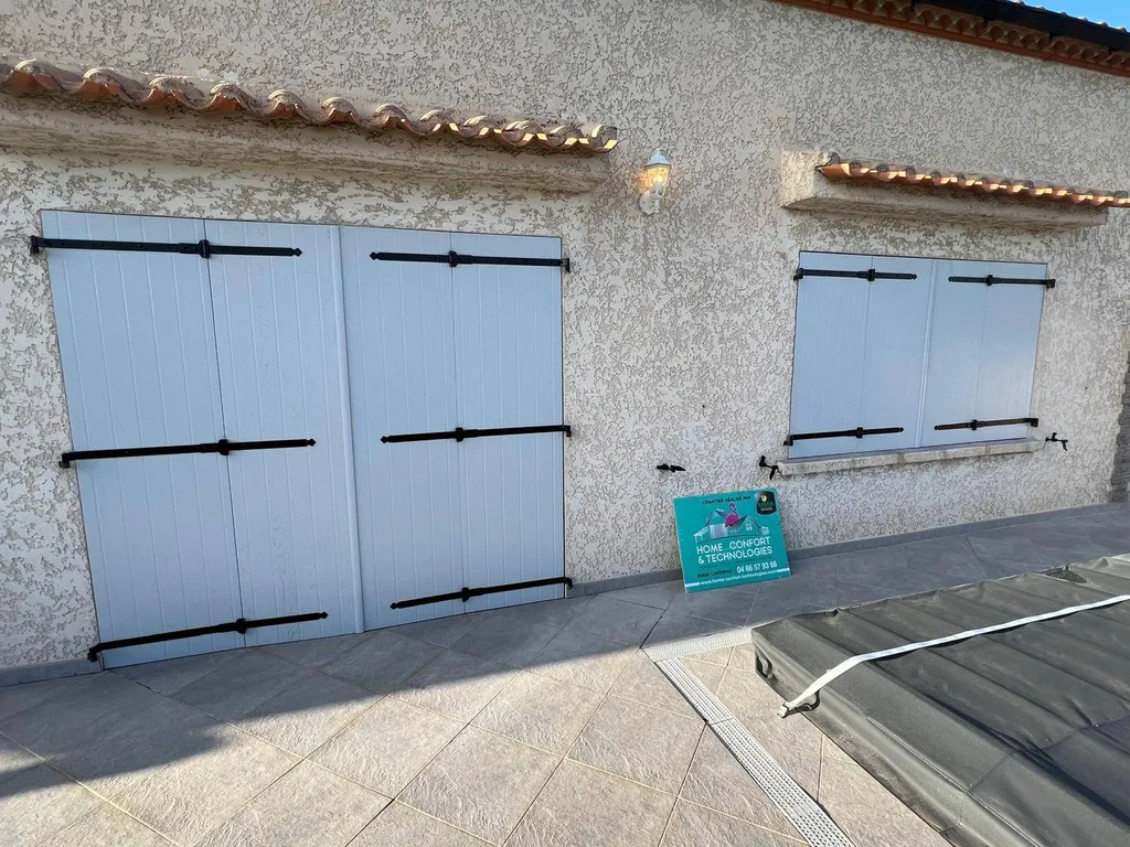 Installation de volets en fibre de verre sur mesure près de Nîmes sur la commune d'Aigues-Mortes