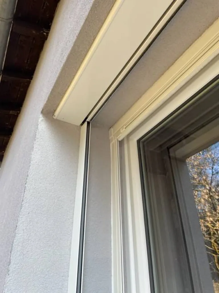 Vue de la trappe de visite du volet roulant ITE