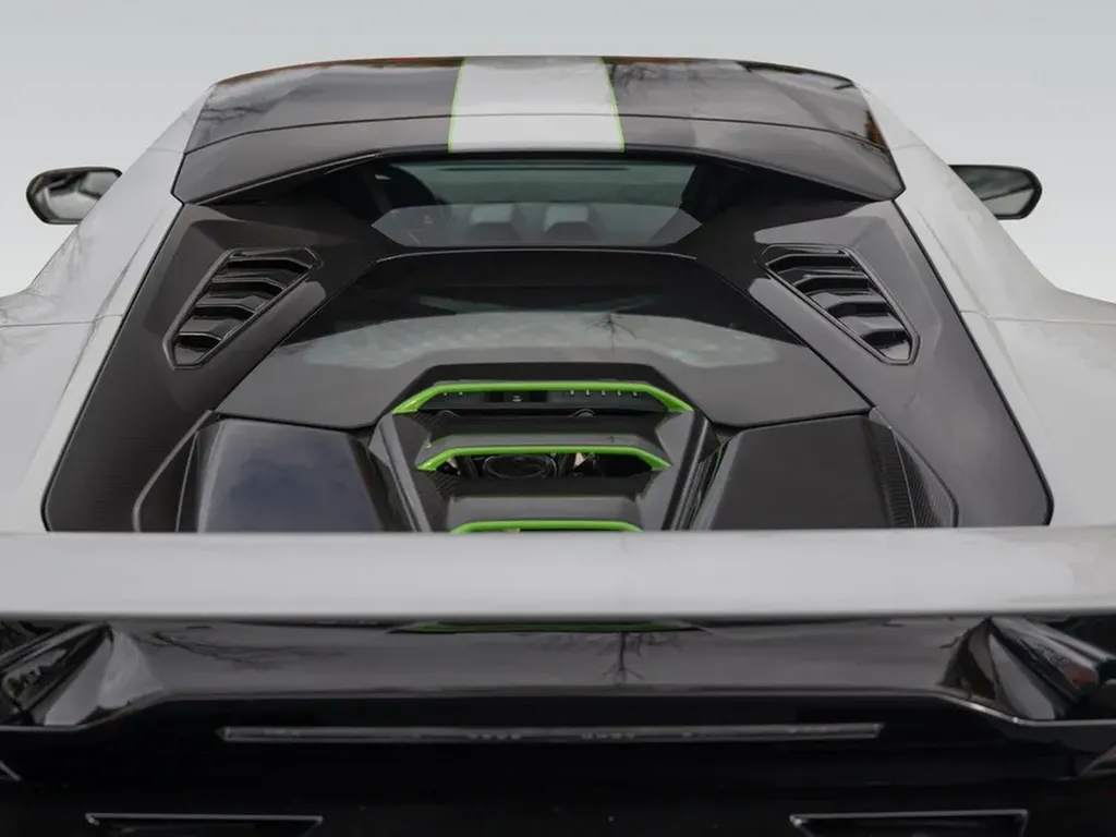 Compartiment moteur de la Lamborghini Huracán Tecnica V10 atmosphérique, symbole de performance et d’exclusivité.