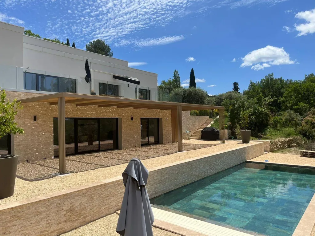 Pergola haut de gamme acier et bois exotique à Cannes