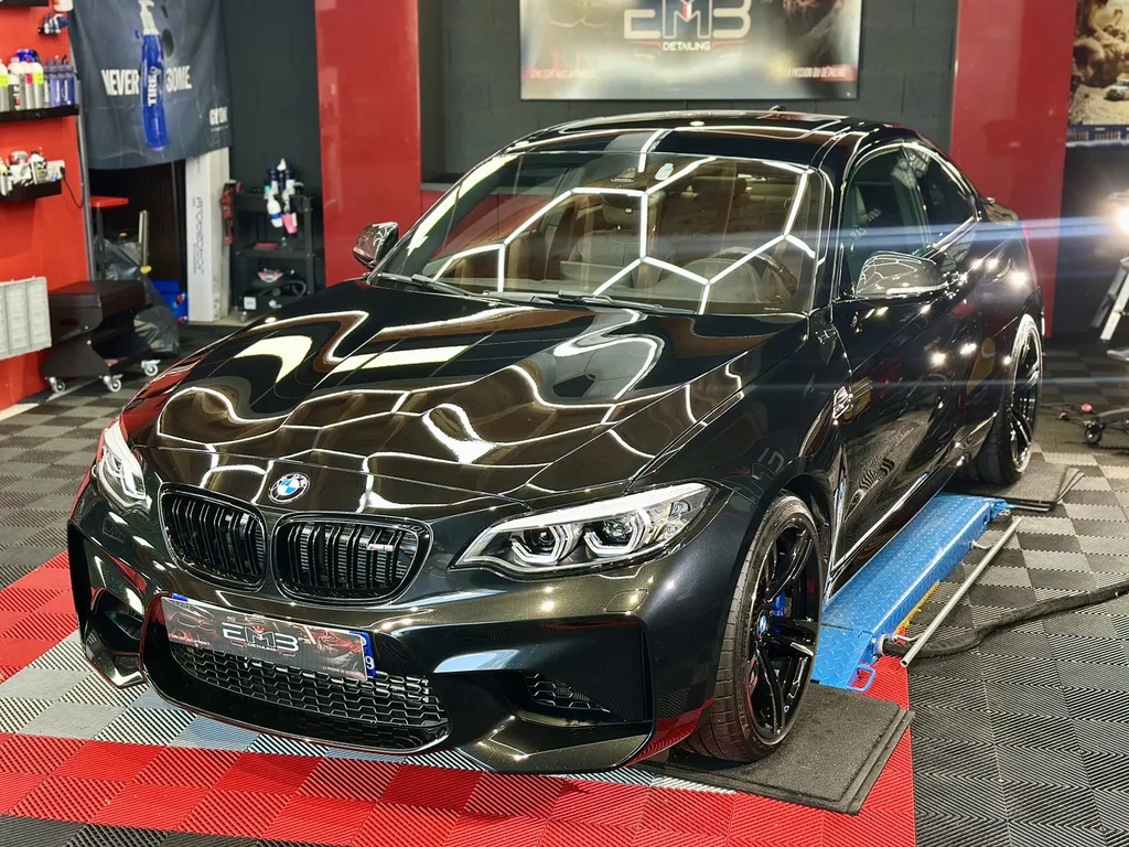 Detailing auto lyon spécialiste du traitement céramique et de la protection carrosserie sur BMW M2 voiture sportive