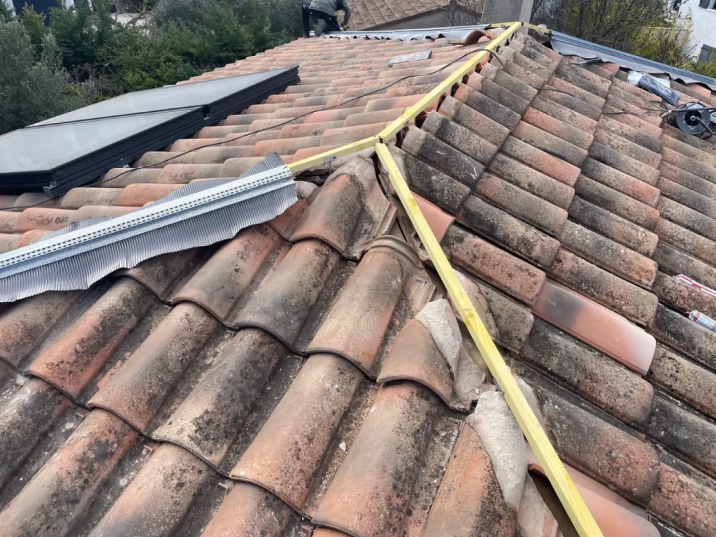 Rénovation d’une toiture de maison sur le Faîtage et le nettoyage de tuile sur Istres 13800 près de Martigues.