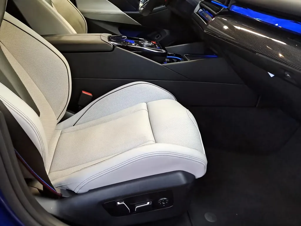 Siège conducteur BMW M5 G90 cuir Merino réglages électriques finition haut de gamme