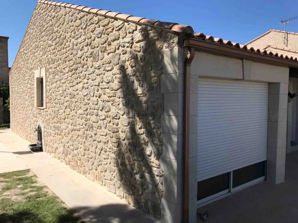 Rénovation d’une façade en pierre à Marseillan proche de Sète