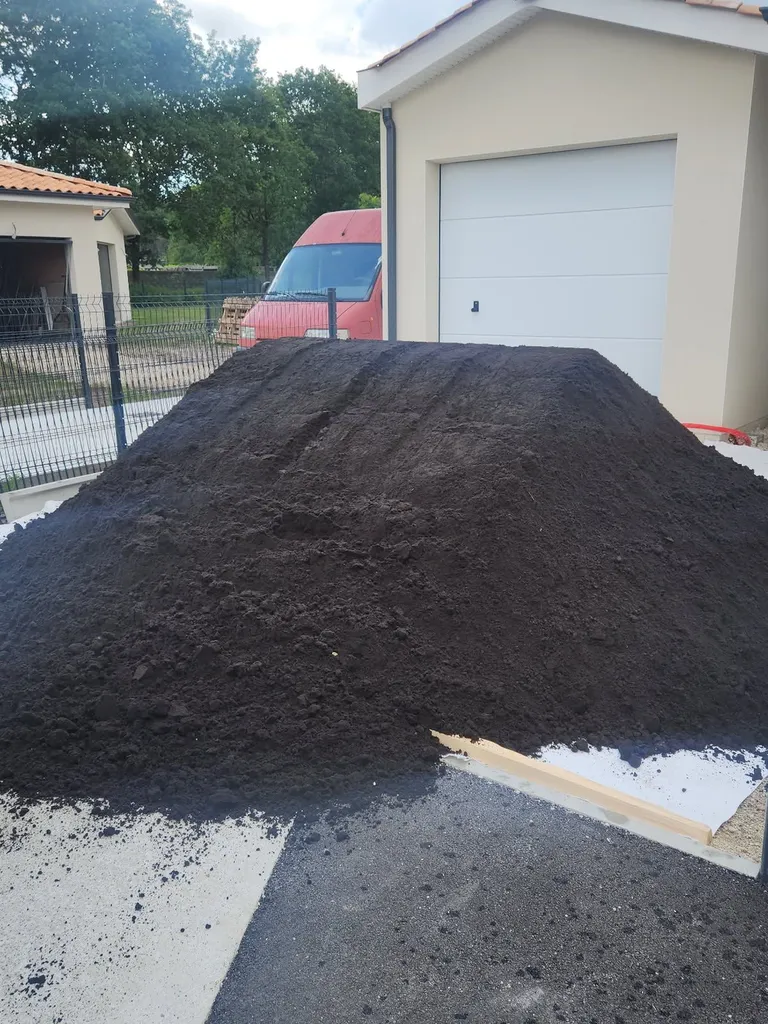 Transport, livraison et mise en œuvre de terre végétale avec accès difficile à l’arrière de la maison BRACH