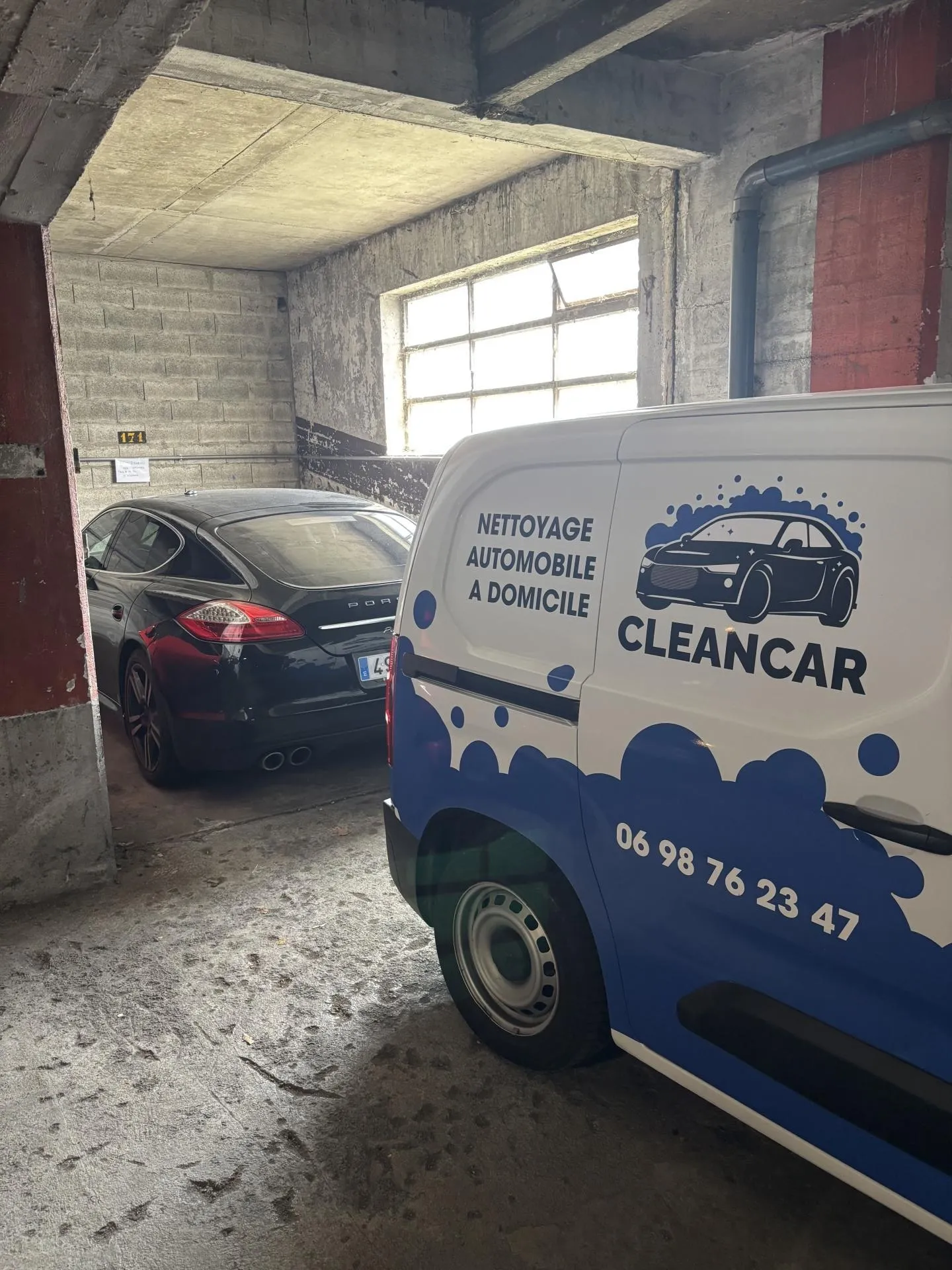 Nettoyage intérieur d'une Porsche Panamera 4S à Saint-Étienne : cuir et surfaces laquées