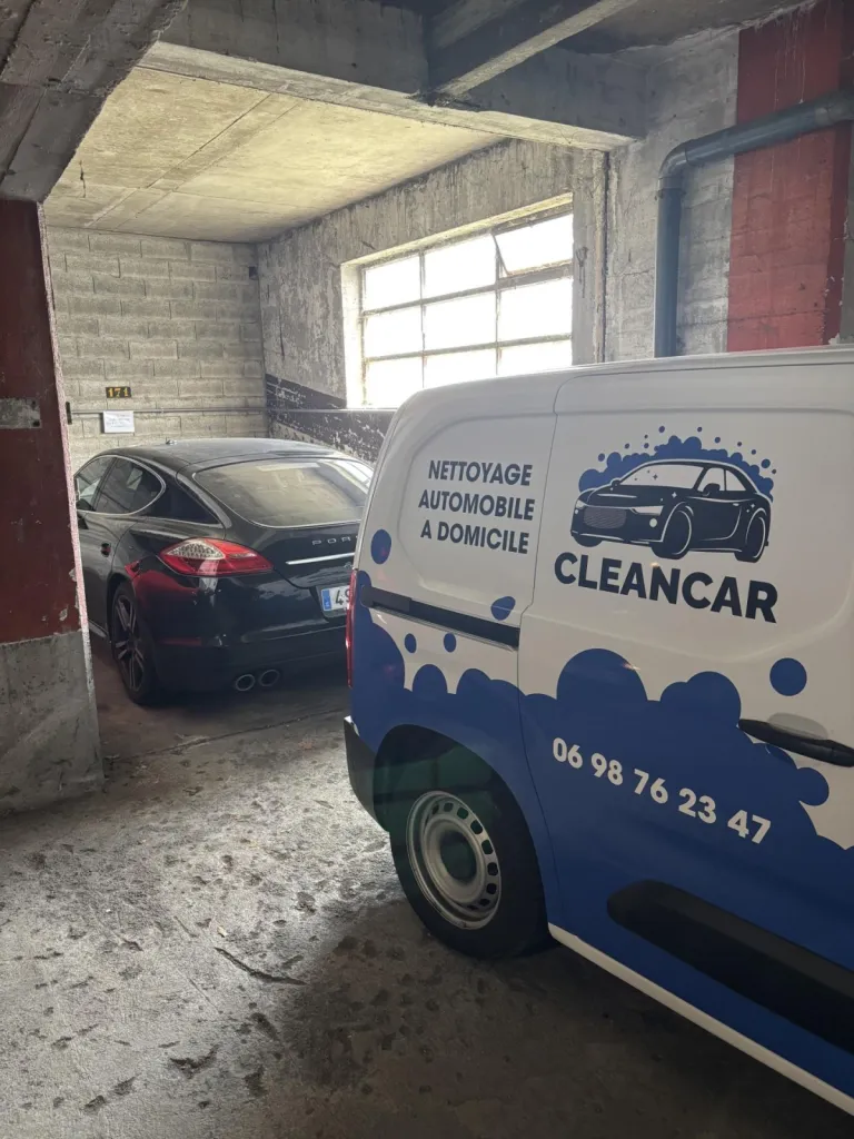 Nettoyage intérieur d'une Porsche Panamera 4S à Saint-Étienne : cuir et surfaces laquées