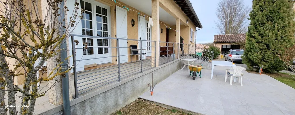 Pose d'un garde-corps de terrasse extérieur en fer plat et lisses rondes à Miremont