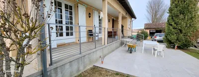 Pose d'un garde-corps de terrasse extérieur en fer plat et lisses rondes à Miremont