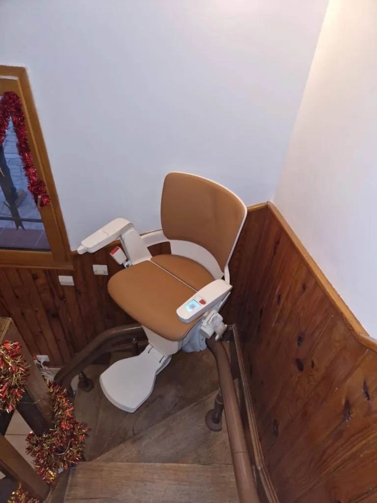 Fauteuil monte escalier OTOLIFT Modul'Air Smart sur son point de charge dans cet escalier courbe près d'Aix en Provence 