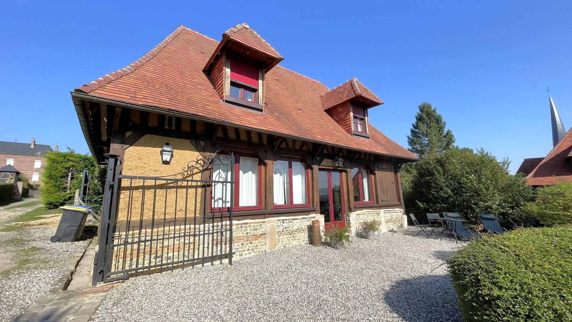 À vendre en Normandie : Ancien pressoir rénové avec prestations de qualité : Un bien unique alliant charme de l’ancien et confort moderne.