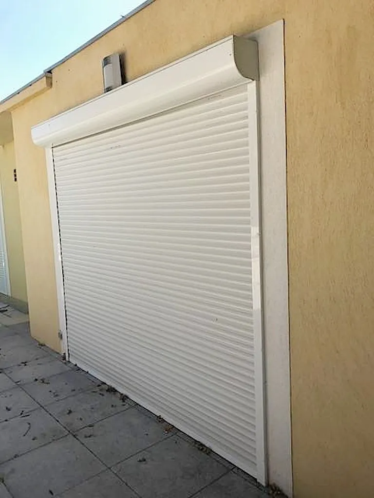 Volet roulant électrique en position fermé à LUYNES