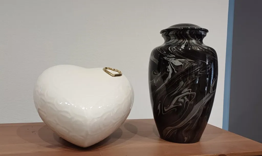 urnes modernes et design avec forme en coeur en marbre noir