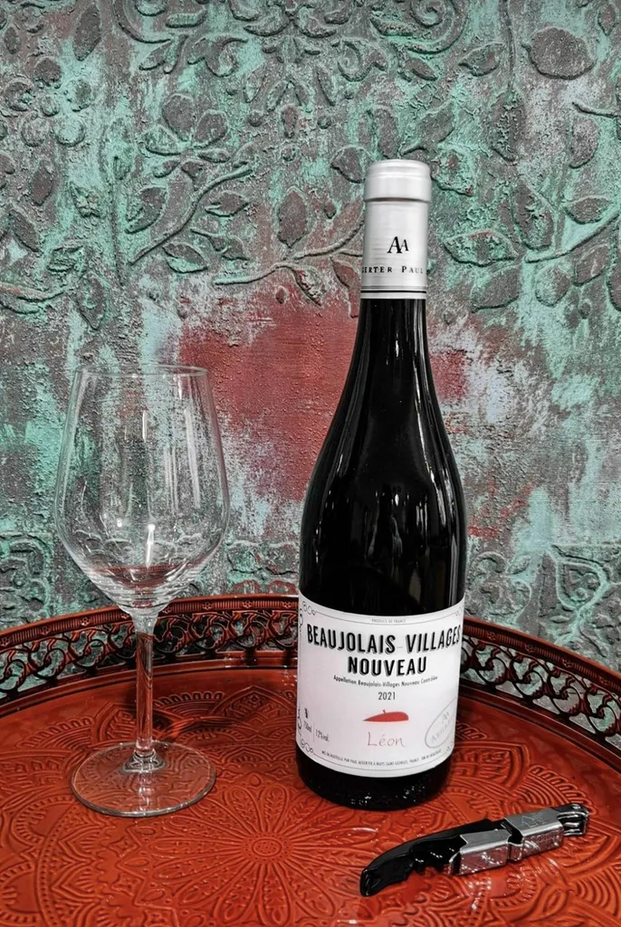 MUR EN METAL DECO CUIVRE OXYDE TERRE DU MONDE DANS LE RESTAURANT LA STATION LE VAR A LA VALETTE