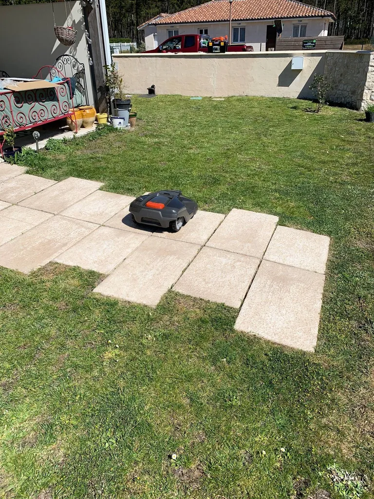 Un robot tondeuse par Evolution Paysage pour votre jardin à Biscarrosse 