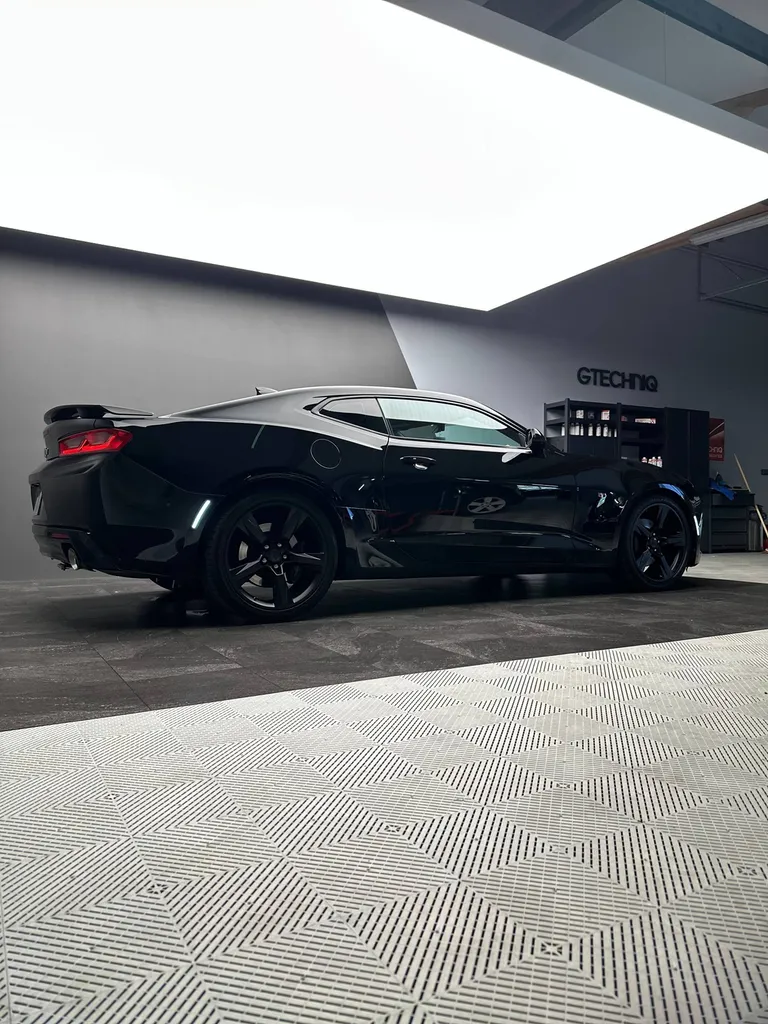 Lustrage brillance sur une Chevrolet Camaro SS à notre atelier à Le Mans (72)