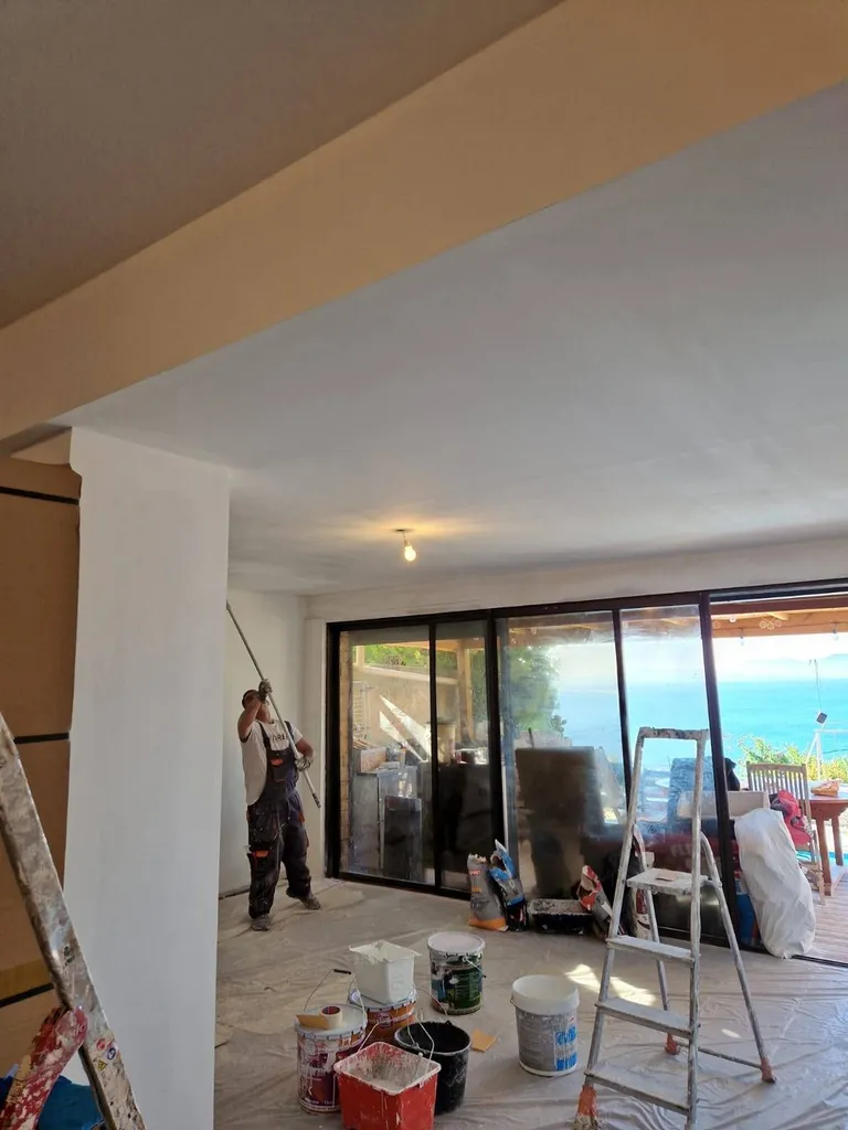 Entreprise de construction à Marseille : spécialiste en démolition, chape en béton, faux plafond, peinture et carrelage