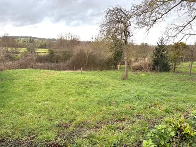 A vendre, en centre village, proche de tous commerces : Terrain constructible avec CU positif  de 952 m² avec bâtiment.
