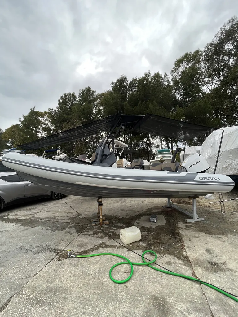 Vente d'un bateau semi-rigide Grand Boats Drive Line D600 Lux équipé d'un moteur Honda Marine 150 CV disponible à La Londe-les-Maures proche de Hyères dans le Var